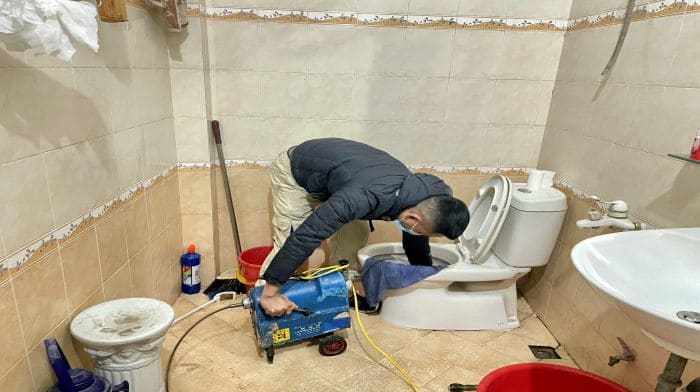 thông tắc bồn cầu giá rẻ