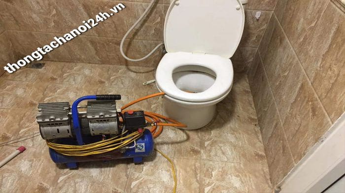 thông tắc bồn cầu không đục phá